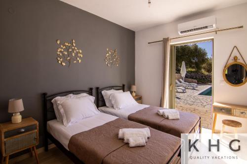 Postel nebo postele na pokoji v ubytování Skoumas villa surrounded by Olive trees!