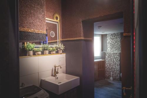 een badkamer met een wastafel, een toilet en een douche bij Einzigartige Ferienwohnung bunt wie Berlin in Berlijn