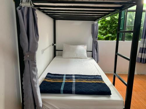 Katil atau katil-katil dalam bilik di Vang Vieng Lily Backpackers Hostel