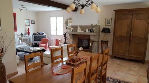 un salon avec une table et une salle à manger dans l'établissement Ti Bras, à Ploubazlanec
