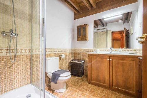 Ένα μπάνιο στο Valartíes by SeaMount Rentals