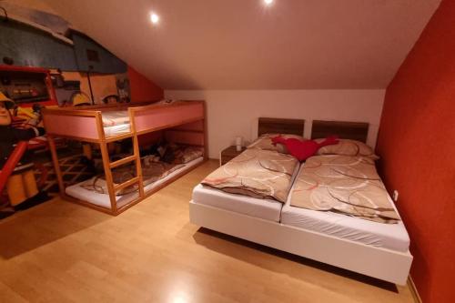 una piccola camera con letto e scrivania di Family apartment a Dolný Kubín