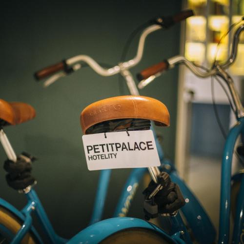 a sign on the handlebars of two blue bikes at Petit Palace Triball in Madrid