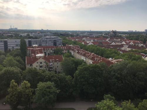 eine Aussicht über eine Stadt mit Bäumen und Gebäuden in der Unterkunft Schwabing-Studio great sunset view & balcony in München
