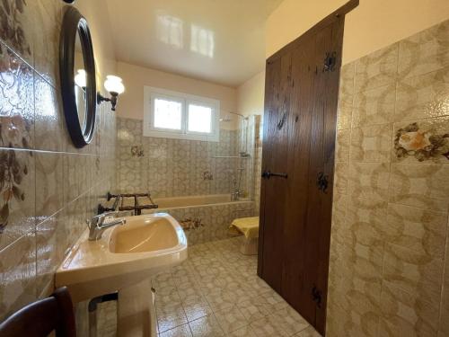 ein Badezimmer mit Waschbecken, Spiegel und Badewanne in der Unterkunft Mendiko-lorea in Saint-Pée-sur-Nivelle