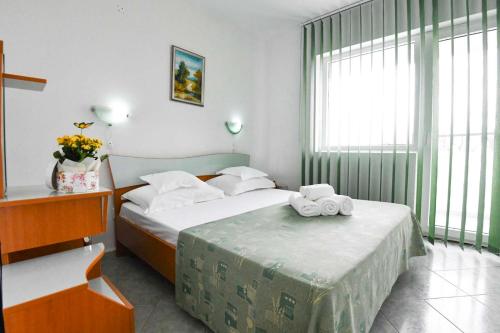een hotelkamer met een bed met handdoeken erop bij COMPLEX TISMANA 3* ALL INCLUSIVE in Jupiter