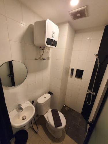 La petite salle de bains est pourvue de toilettes et d'un lavabo. dans l'établissement The Cluster Harris, à Cimahi