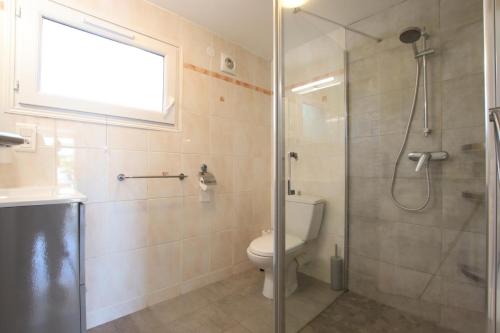 baño con ducha y aseo y ventana en Celhaya, en Mouguerre