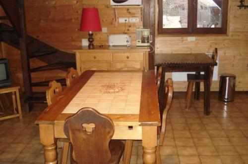 a dining room with a wooden table in a cabin at Le Petit Paddock in Saint-Gervais-les-Bains
