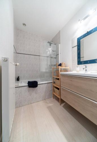 une salle de bain avec une douche, un lavabo et une baignoire dans l'établissement Le Duplex - Grand appartement centre ville, à Vichy