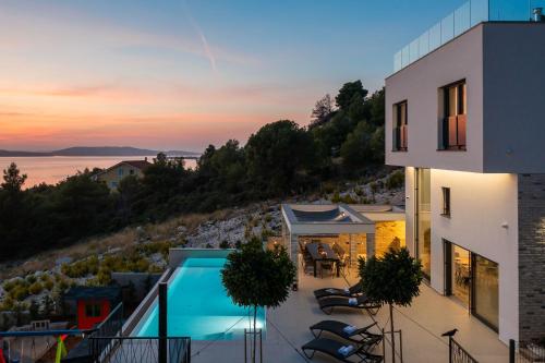 vistas a un edificio con piscina en Villa GRC en Zaboric