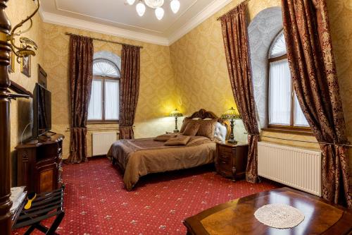 Luxury Boutique Andreevskiy في إلفيف: غرفة نوم بسرير وطاولة