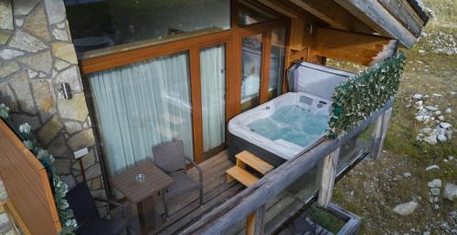 einen Balkon mit Luftblick und Whirlpool in der Unterkunft Chalet Jasná Apartment Franco jacuzzi & sauna in Demänovská Dolina