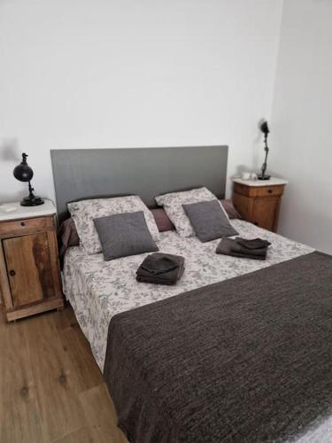 une chambre avec un grand lit et deux tables de nuit dans l'établissement Maison type bergerie proche Porto-Vecchio, à Porto-Vecchio
