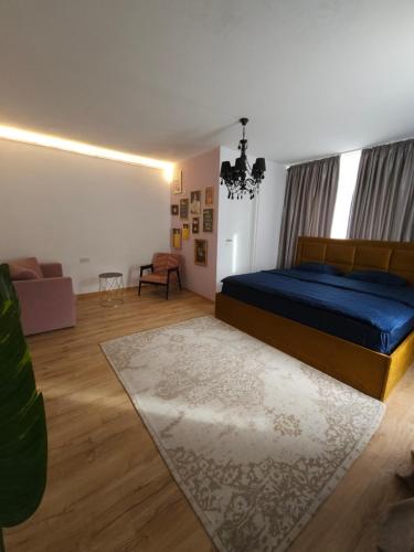 1 dormitorio con 1 cama grande y sala de estar en Pensiunea Mango, en Predeluţ