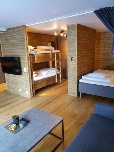 een woonkamer met 2 stapelbedden en een bank bij Fantastiskt 6 bädds lägenhet i Sälen in Sälen