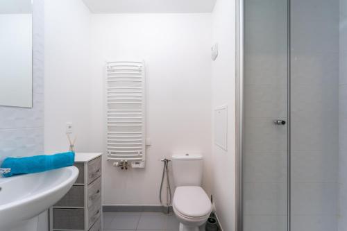 uma casa de banho com um WC, um lavatório e um chuveiro em Le Arty - 20 mn de Paris et d'Orly em Vitry-sur-Seine