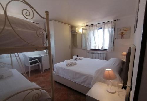 1 dormitorio con litera y espejo en B&B Villa Isa en Drapia