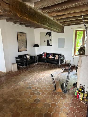 un salon avec un canapé et une table dans l'établissement Maison familiale à la campagne, à Dollot
