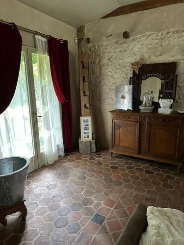 - un salon avec un grand miroir et une chambre avec un sol dans l'établissement Maison familiale à la campagne, à Dollot