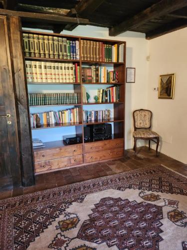 um quarto com uma prateleira cheia de livros em Villa Arzilla Antica Residenza di campagna em Vitorchiano