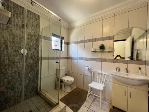 華維斯灣的住宿－Nomland，浴室配有卫生间、盥洗盆和淋浴。
