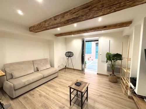 un salon avec un canapé et une table dans l'établissement Studio au cœur de la Venise provençale, à Martigues