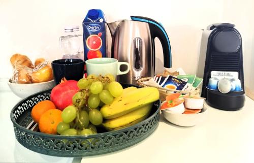 een fruitschaal op een aanrecht bij Piazza Maggiore Santa Margherita Rooms in Bologna
