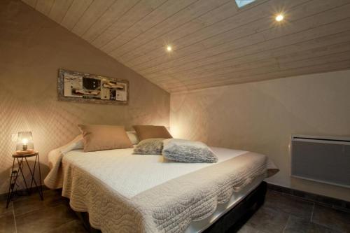 - une chambre avec un lit dans une petite pièce dans l'établissement Xokoan, à Sare