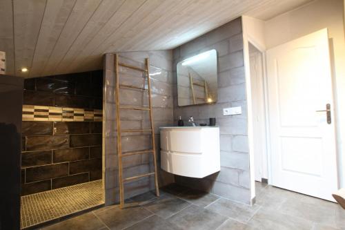 La salle de bains est pourvue d'un lavabo et d'un miroir. dans l'établissement Xokoan, à Sare