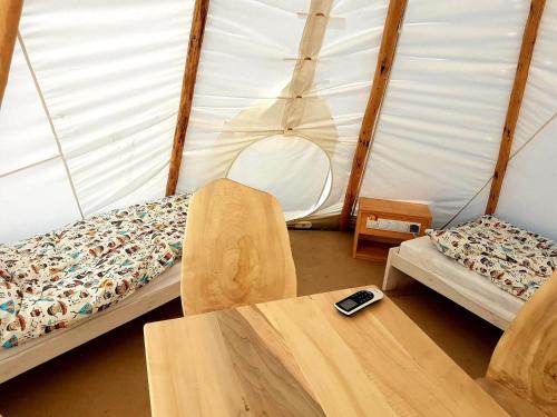 Ostrów PodlaskiにあるOsada Indiańskaのテント内のベッド2台が備わる部屋