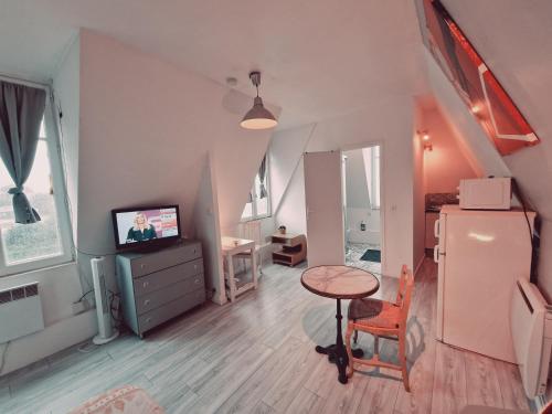 Zona d'estar a Location saisonnière, meublée, appartement type studio à Sèvres