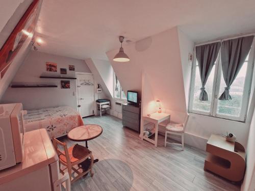 Zona d'estar a Location saisonnière, meublée, appartement type studio à Sèvres