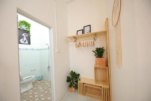 Trà VinhにあるHOTEL VĂN THÁI BÌNHのバスルーム(シャワー、トイレ付)、窓が備わります。