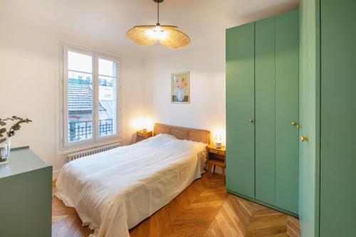 מיטה או מיטות בחדר ב-Luxury typical Parisian apartment