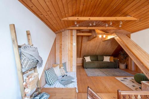 Cette chambre comprend un lit et un plafond en bois. dans l'établissement Villa 1912, à Trenčianske Teplice
