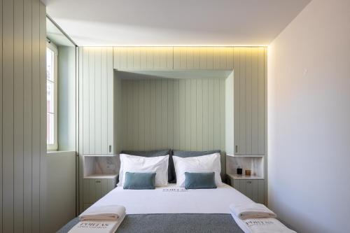 Postel nebo postele na pokoji v ubytování ORM Portas Santa Catarina Apartments