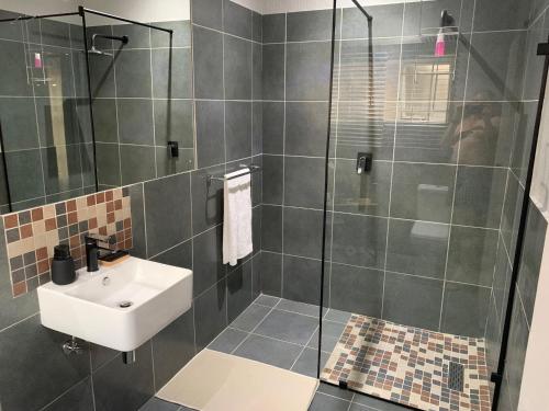 Ett badrum på Bougain Villa BnB
