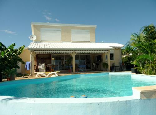 una casa con piscina frente a una casa en chambres d'hôtes saint gilles les bains en Saint-Gilles-les-Bains