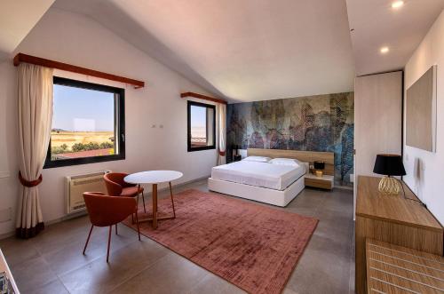 una camera con letto e tavolo di Nuovi Poderi Rooms a Senorbì