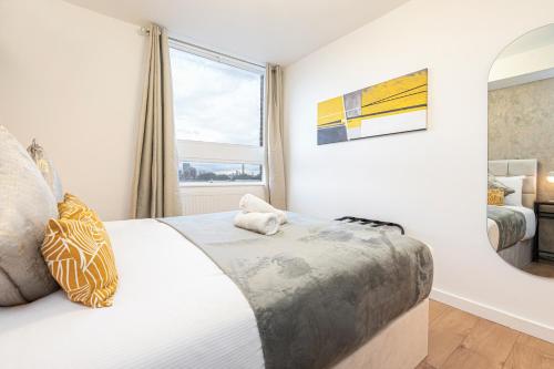 a bedroom with a large bed and a window at Lovely apartment near Hyde Park & Oxford St in London