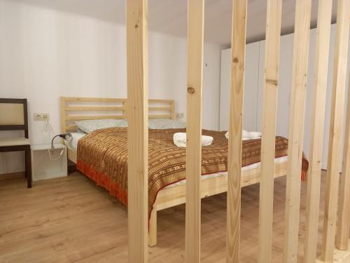 um quarto com uma cama com uma estrutura em madeira em Budapest Apartman Buda szívében em Budapeste