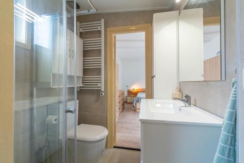 La salle de bains est pourvue d'un lavabo, de toilettes et d'un miroir. dans l'établissement Duinland 115 Sint Maartenzee, à Sint Maartensvlotbrug