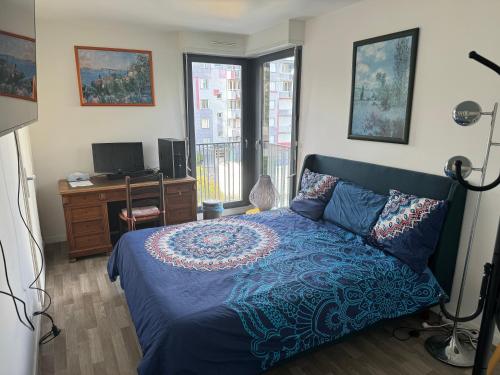 a bedroom with a bed and a desk and a window at Grande chambre avec salle de bain privative à Nanterre Préfecture proche La Défense Aréna Campus SNCF et Paris in Nanterre