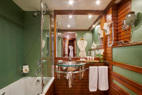 La salle de bains est pourvue d'un lavabo et d'une douche. dans l'établissement Mövenpick Royal Lotus Monday Four Nights Luxor Friday Three nights Aswan, à Louxor
