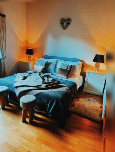 um quarto com uma cama azul e 2 candeeiros em Deluxe Penthouse in the Swiss Alps em Val dʼIlliez