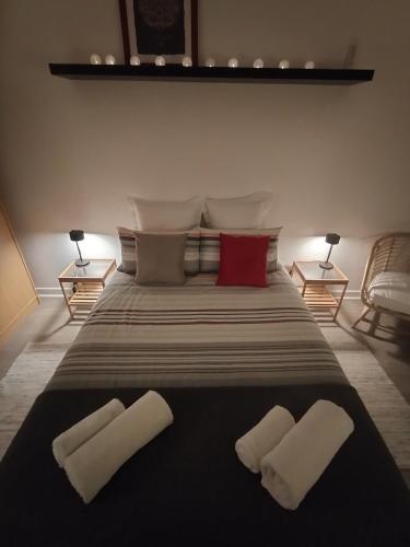 une chambre avec un grand lit avec deux oreillers dans l'établissement Appartement lumineux 70 m2 proche centre, à Brest