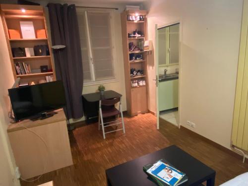 Entire cozy apartment near Eiffel tower in Paris