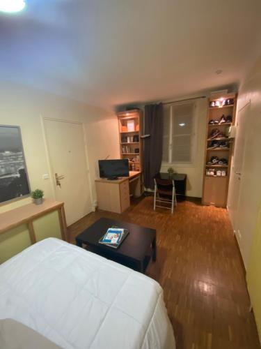 une chambre avec un lit, une table et un bureau dans l'établissement Entire cozy apartment near Eiffel tower in Paris, à Paris