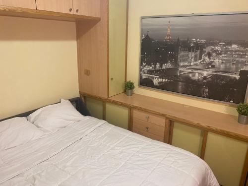 une chambre avec un lit blanc et une grande fenêtre dans l'établissement Entire cozy apartment near Eiffel tower in Paris, à Paris